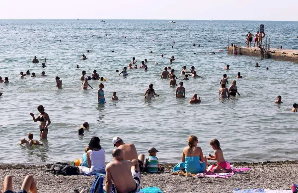Temperatura morja je s 25 stopinjami Celzija podobna dolgoletnemu povprečju, tako da je morje izmed vseh voda najprimernejše za kopanje, ugotavljajo na Arsu