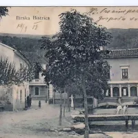 Na stari razglednici zbiratelja Primoža Rojca so Vencinove hiše. Razglednico je  izdal Franc Kunc, v Ljubljani,  poslana je bila leta 1908.