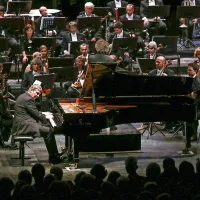 Ruski pianist Boris Berezovski je v ponedeljek z orkestrom nastopil v Križankah (na fotografiji), v torek  pa še na  recitalu v Slovenski filharmoniji