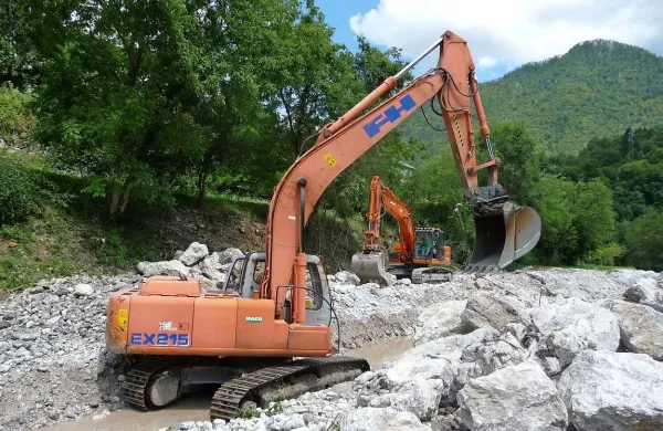 Utrjujejo brežino, nad katero bodo iz zgornje v spodnjo ribogojnico speljali cevovod