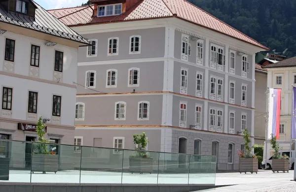  Obnovljena Golitova hiša je lepo dopolnila niz prej obnovljenih ob Mestnem trgu, a je ostala brez denarja za plačilo del