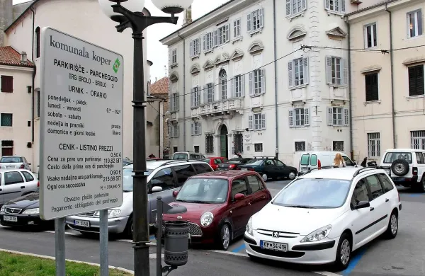 Od ponedeljka, 21.julija, od 6. ure, do srede, 23. julija, do 14. ure, ne bo možno parkirati vzdolž ceste, ki vodi od trga Brolo do Titovega trga in služi kot dovoz do trgovine Mercator