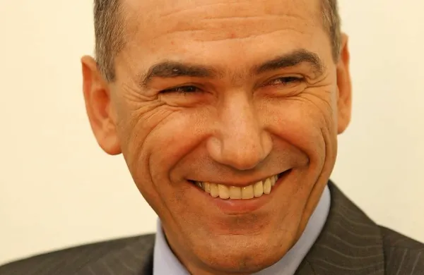 Največ glasov na predčasnih državnozborskih volitvah na diplomatskih predstavništvih v tujini je zbrala stranka SDS (na fotografiji predsednik stranke Janez Janša)