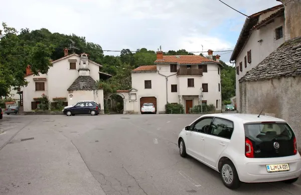 Voznikova dilema: iti levo po širši cesti ali desno v ožino, ki običajno nakazuje stransko cesto?
