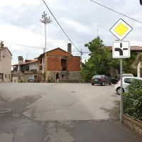 Informacijo o poteku cest na znaku tik ob vstopu na razširjen vaški trg marsikdo spregleda. Talna oznaka bi bila njegova smiselna dopolnitev.
