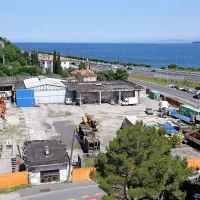 Zemljišče nekdanjih Slavnikovih garaž je te dni nekoliko bolj urejeno kot lani