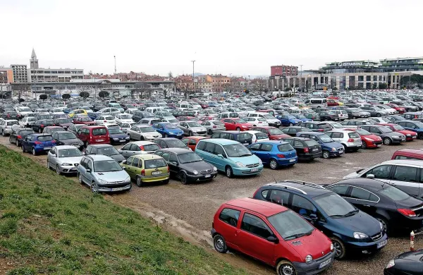 Leta 2012 je bilo v Sloveniji 1.066.028  avtomobilov, kar je šestkrat več kot leta 1970