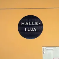 Kreativnost pri poimenovanju tovarniških hal. Sosednja se imenuje Sonce sije.