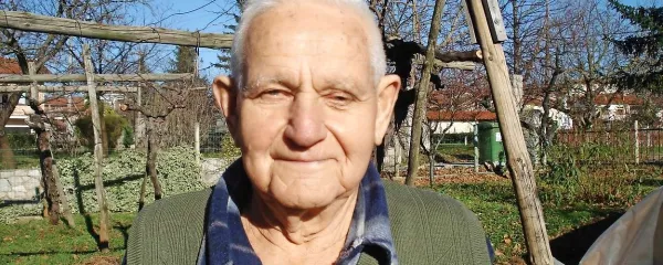 Enaindevetdesetletnega Edvarda Trobca so  med drugo svetovno vojno iz puščavske bitke v severni Afriki kot ujetnika prepeljali na zeleno Škotsko
