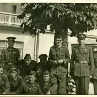 Edvard Trobec (skrajno desno) po vojni v skupini miličnikov prometne milice v Ljubljani. Vojna izkušnja iz Anglije ga je zaznamovala tudi na poklicni poti: “V Angliji sem videl, kako so bili policisti vljudni, prijazni in spoštljivi. Tak sem pri nas