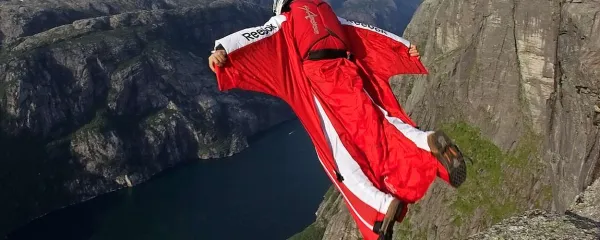 Posebna obleka stane skoraj dva tisoč evrov