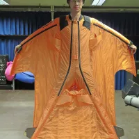 Takšna je obleka za base jumping. Na glavi manjka še čelada, ki pa je tako ali tako bolj za nošenje kamere kot pa za zaščito, se šali Senica.