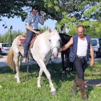 Konjenike je prišel pozdravit Andrej Gustinčič iz  koprskega Rdečega križa.   Kocjančič ga je takoj posadil na sedlo.