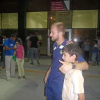 Urban Žibert je bil tudi tarča domačih navijačev, levo sta edina navijača Kopra na tribunah. Sin gospoda na fotografiji dela v Novi Gorici in se ukvarja s filmsko produkcijo 