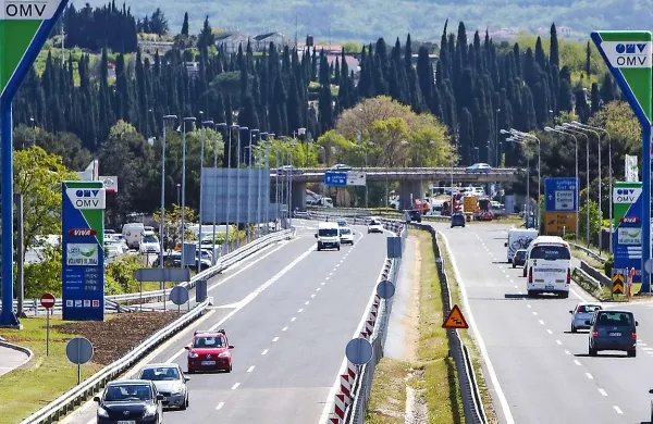 Na koncu hitre ceste med Koprom in Žusterno pred priključkom Semedela je zaradi prometne nesreče oviran promet iz smeri Ljubljane