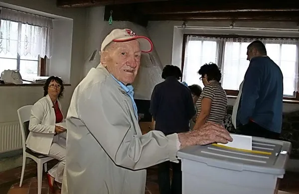 Kljub 98 letom se &scaron;e vedno udeležuje volitev