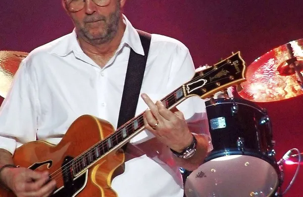  Kadar Eric Clapton ne nastopa, večino večerov preživi pred televizijo in se odpravi v posteljo že pred 22. uro