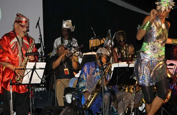 Energični  90-letni  vodja in saksofonist  Marshall Allen s svojimi  sončnimi glasbeniki 