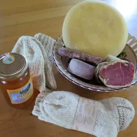 Za zdaj je nabor izdelkov skromen. Že septembra pa bo mogoče v Dolenji vasi dobro založena trgovinica s kraškimi dobrotami.
