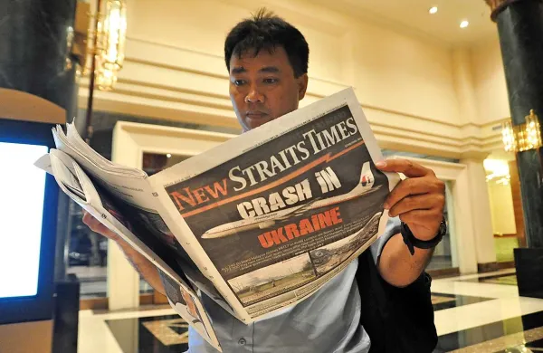 Civilno potniško letalo družbe Malaysia Airlines let MH 17 na poti iz Amsterdama v Kuala Lumpur je v četrtek nad ozemljem pod nadzorom proruskih separatistov na vzhodu Ukrajine na višini približno  10.000 metrov zadela raketa zemlja-zrak