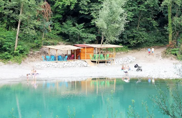 Mladina je v Kanalu spet uredila plažo, letos so jo povezali tudi s kampom Korada na drugi strani Soče  
