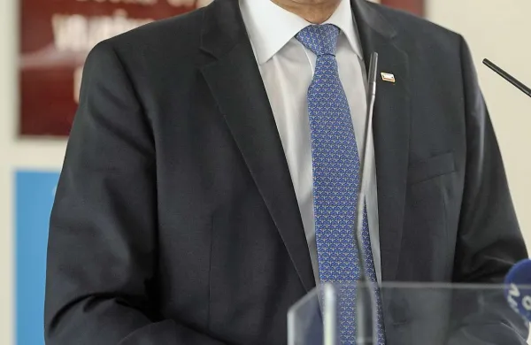 Nekdanji vodja obveščevalnega oddelka na obrambnem ministrstvu Anton Peinkiher je v intervjuju za Delo zatrdil, da je bil Janez Janša tisti, ki je leta 1990 razoroževal Slovenijo