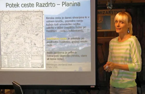 Andreja Penko je obiskovalce navdušila s slikovitimi prikazom preteklosti pudgurskih vasi in okoliških krajev
