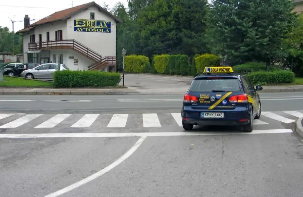  Sedež bistriške podružnice Avtošole Relax v Bazoviški ulici;  Relax zatrjuje, da bo sedež opremil tako, da bodo v njem še naprej lahko opravljali teoretični izpit, na praktični preizkus pa bodo morali po novem v Postojno
