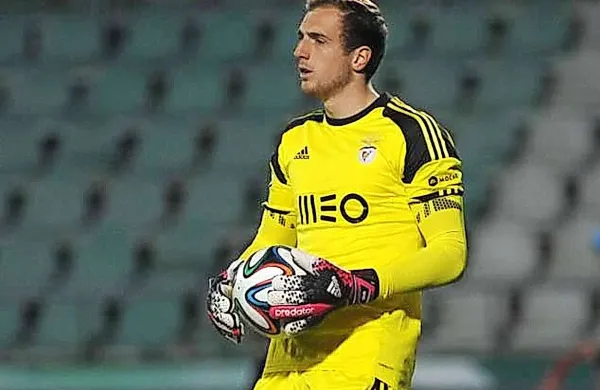Slovenski nogometni vratar Jan Oblak je danes prvič uradno stopil na travnato površino stadiona Vicente Calderon, kjer bo kot član Atletico Madrida služboval naslednjih šest sezon