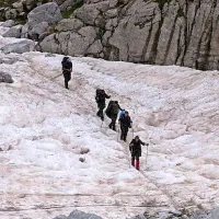 Zima sredi poletja: čez Hribarice pa vse do Triglava je pohodnike oviralo močno sneženje 