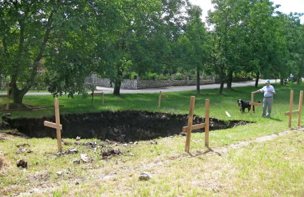 Luknjo, ki so jo v Rakitovcu izkopali, ne da bi domačini vedeli, čemu je namenjena, so zdaj že zalili z betonom 