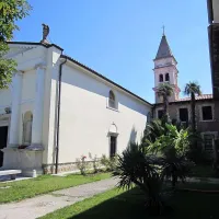 Romarska cerkev Marijinega prikazanja v Strunjanu s samostanom  
