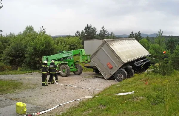 Prikolica z 9000 litri alkohola se je na  srečo  le naslonila na drugo prikolico na poljski poti za Plamo