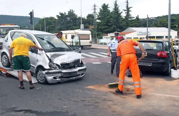 Danes, ob 10.30 sta v križišču na Šmarski cesti v Kopru trčili osebni vozili