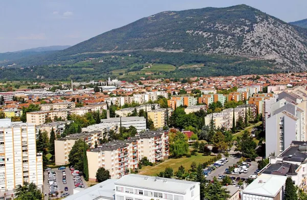 V povprečju v stanovanju prebivajo 2,4 osebe, v nekaterih manjših občinah pa skoraj na vsakega prebivalca pride eno stanovanje