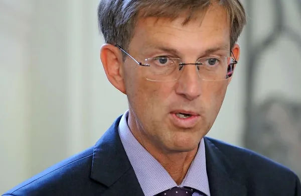 Predsednik zmagovite stranke na predčasnih parlamentarnih volitvah in najverjetnejši novi mandatar Miro Cerar je vse nove parlamentarne stranke, z izjemo SDS, povabil na prva srečanja, so  današnje poročanje Dela potrdili v SMC