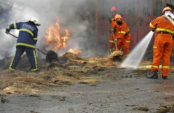Bale sena, ki so zagorele v nedeljo popoldne, so bile zložene pod balkonom skoraj opuščene stanovanjske hiše v Famljah