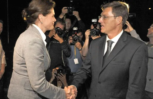 Miro Cerar je dal Alenki Bratušek jasno vedeti, naj njena vlada ne hiti z imenovanjem kandidata za evropskega komisarja brez posvetovanja z njim oziroma z njegovo stranko, ki je zmagala na volitvah. Alenka Bratušek se na poziv (še) ni odzvala. 