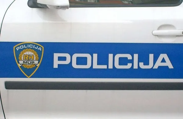 Pijani 69-letnik iz Labincev v hrvaški Istri je pred policisti opravil veliko potrebo in poskušal pobegniti
