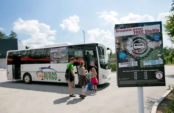 Od Postojne do  Predjame od letos vozi turiste brezplačni avtobus