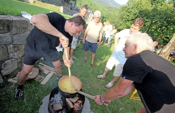 Zmagovalna ekipa v kuhanju polente  je letos prišla iz Balinarskega  društva Tabor Ozeljan
