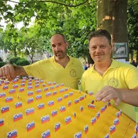 Gregor Špacapan, predsednik TD Ozeljan Šmihel (levo), in predsednik krajevne skupnosti Ozeljan Marko Tribušon sta srečo v poletni tudi letos dobro skrila,  kljub temu pa ni šla daleč: prašiček bo odslej doma  v Šempasu 