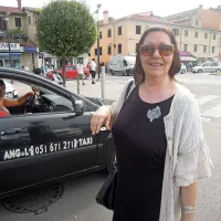 Morda pa razmere, v katerih delajo koprski taksisti, še najbolje opiše Rosa Francesconi, upokojenka in pogosta stranka, ki prevoz potrebuje za opravke po mestu. “Moti me, da poleti nanje pripeka sonce. Želela bi, da bi imeli delovne pogoje, dostojne