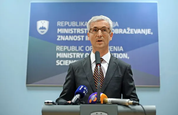 Minister Jernej Pikalo zaradi blokiranega proračuna opozarja na finančne težave visokošolskih zavodov s koncesijo, ker ministrstvo ne razpolaga z denarjem zanje