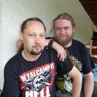 Mokri, a satansko srečni