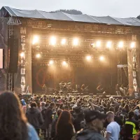  Množica pred velikim odrom 