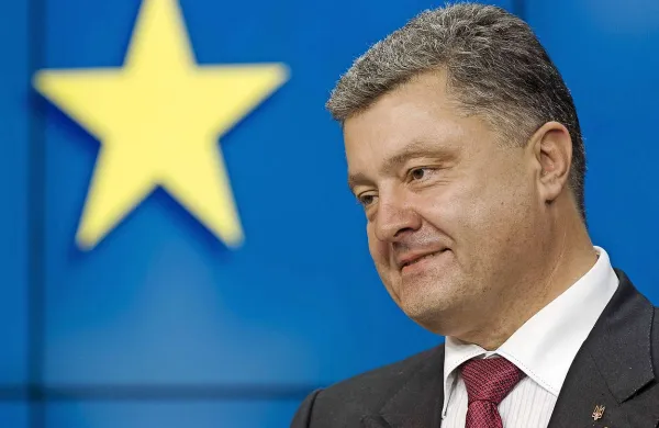 Z odstopom naj bi stranki prozahodnemu predsedniku države Petru Porošenku želeli odpreti pot za razpis novih volitev