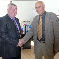 Zlatko Marušič (levo) in Franc Mužič sta si takole segla v roko aprila, ko sta skupno napovedala upokojitev in ponovno župansko kandidaturo. Si bosta županska veterana in dobra prijatelja čestitala tudi jeseni? 