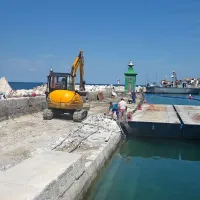  Kar nekaj del so morali opraviti s plavajoče ploščadi