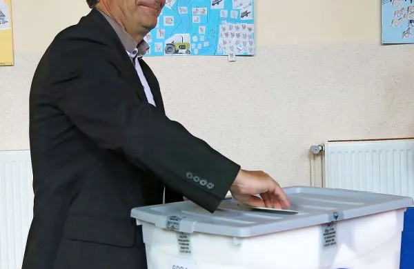 Obstaja velika verjetnost, da bo Desus sodelovala v novi vladi, je po sestanku s predsednikom SMC Mirom Cerarjem dejal prvak Desus Karl Erjavec